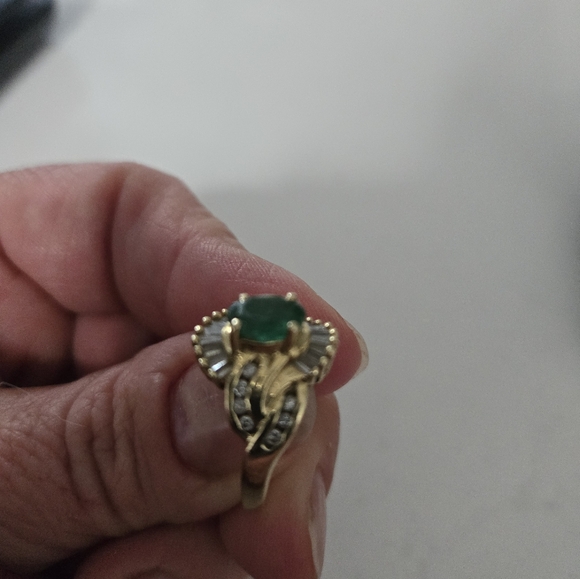 14k Emerald and Diamond Ring - Picture 3 of 6